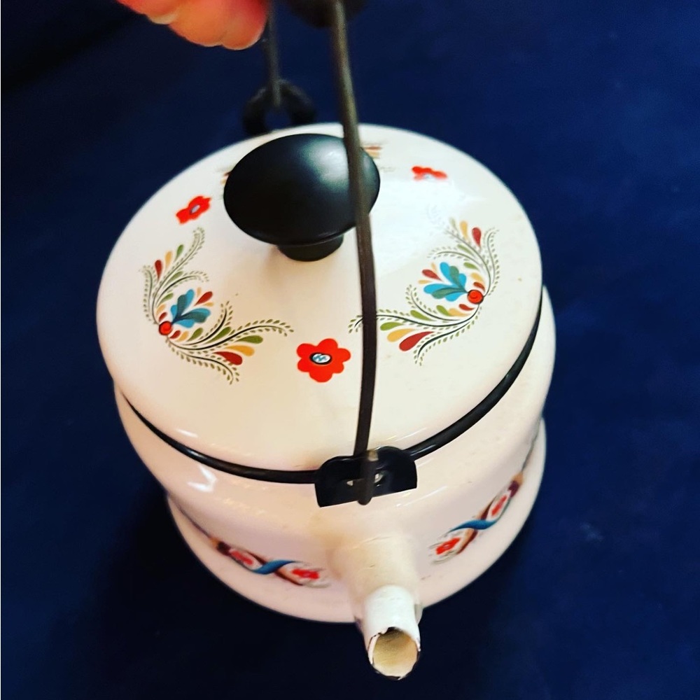 VINTAGE 1960’s BOHO METAL TEA FLORAL KETTLE 
8 inch x 6 inches - Picture 7 of 7